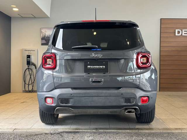 リアから見てもJeepだとすぐに分かります。