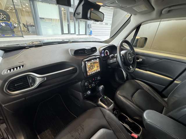 助手席もレザーシートです。大きめのシートでゆったりご乗車頂けます。