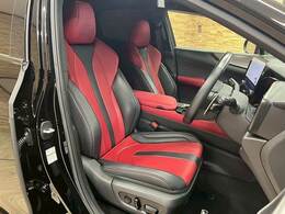 【レザーシート】ならではの高級感あふれる内装がこたわりのアイテム。見た目の高級感とより上質な座り心地をお楽しみください。