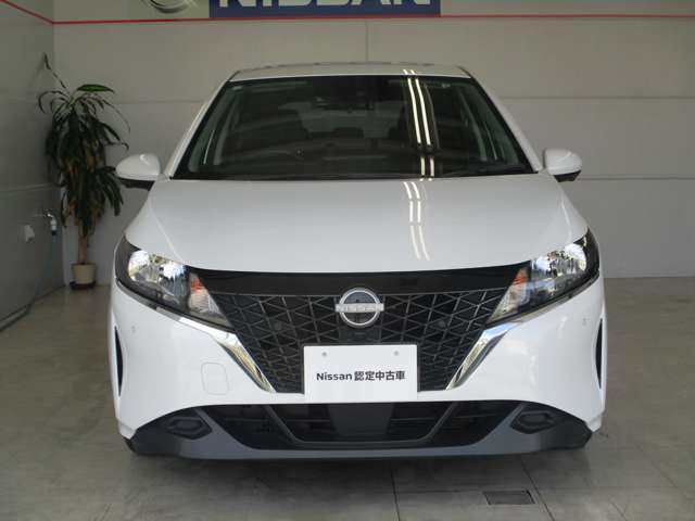日産らしさを引き立てる大きなVモーショングリル。バンパーはエアロ形状で空力を考え設計されています。