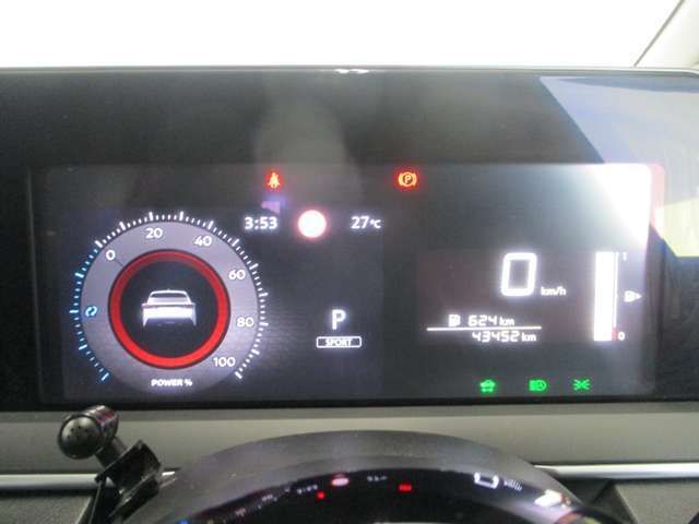 統合型インターフェースディスプレイ。モーターへ発電していく様子も見れるメーター類。ハンドル左側のスイッチで表示切替や設定が出来ます。