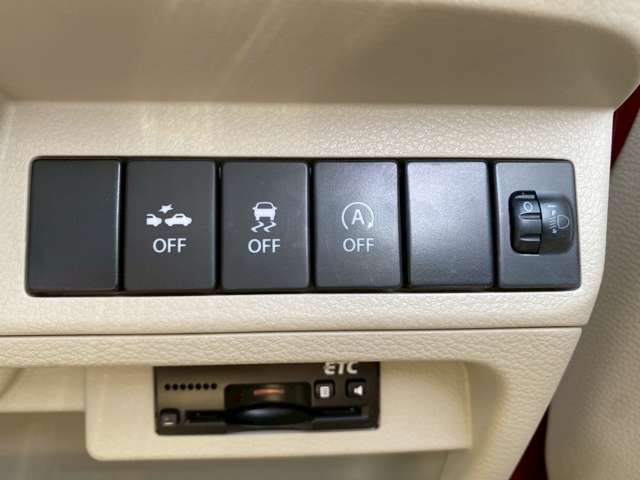 【アイドリングストップ】停車時には、エンジンをストップし、燃料を節約します！スイッチ一つでオフにする事も可能です！オートマチックハイビームや横滑り防止装置など、安全で便利な装備がたくさん付いています！