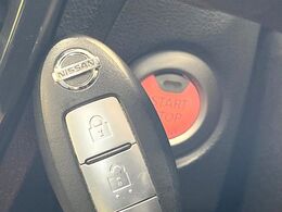 【インテリジェントキー】カバンやポケットに入れたままでもドアの施錠・解錠が可能なスマートキーを装備。エンジンのオン・オフ時もカギを取り出す必要が無いからとっても便利です♪