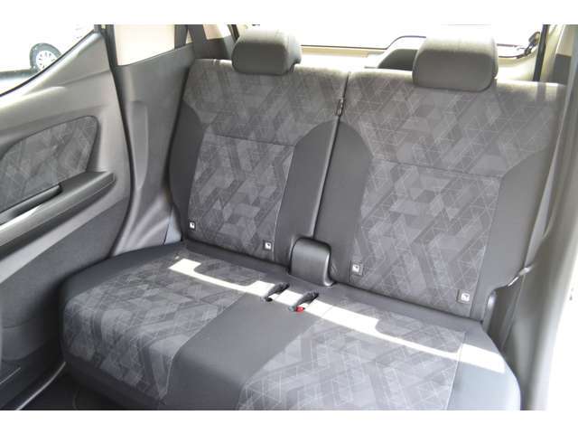 ゆっくりと座れる後部座席です。とても軽自動車とは思えない広さ！