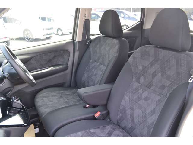 フロントシートは、運転席・助手席シートヒーターを装備！