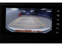 後方の死角を軽減し、狭い場所での切替しや駐車もしやすくなるバックモニターを装備しています。
