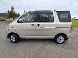 車両の品質管理は室内展示場を完備しておりますので、品質を保った状態の車両をご覧いただけます。