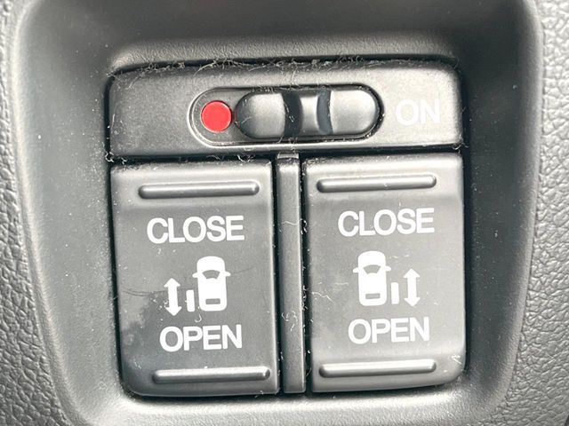 【両側パワースライドドア】スマートキーや運転席のスイッチで後席両側スライドドアの開閉が可能♪電動だから力を入れてドアを開ける必要が無く、小さなお子様でも簡単に開け閉めでき快適です♪