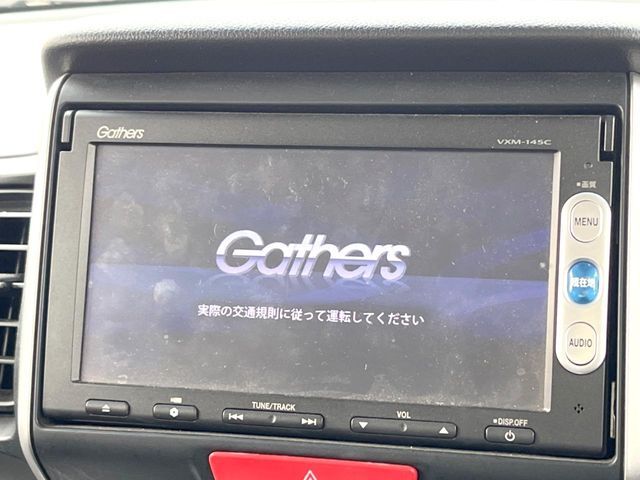 【純正ナビ】人気の純正ナビを装備しております。ナビの使いやすさはもちろん、オーディオ機能も充実！キャンプや旅行はもちろん、通勤や買い物など普段のドライブも楽しくなるはず♪