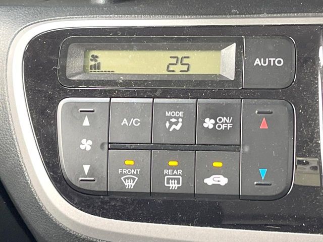 【オートエアコン】一度お好みの温度に設定すれば、車内の温度を検知し風量や温度を自動で調整。暑い…寒い…と何度もスイッチ操作をする必要はありません。快適な車内空間には必須の機能ですね♪