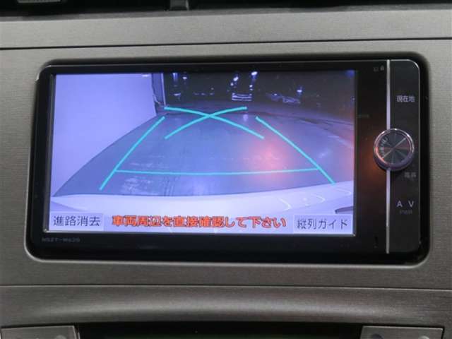 車両後方の映像を映すバックモニター。進路を確認しながら安全に車庫入れできます。