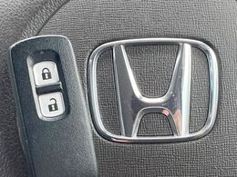 【Hondaスマートキー】カバンやポケットに入れたままでもドアの施錠・解錠が可能なスマートキーを装備。エンジンのオン・オフ時もカギを取り出す必要が無いからとっても便利です♪