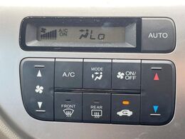【オートエアコン】一度お好みの温度に設定すれば、車内の温度を検知し風量や温度を自動で調整。暑い…寒い…と何度もスイッチ操作をする必要はありません。快適な車内空間には必須の機能ですね♪