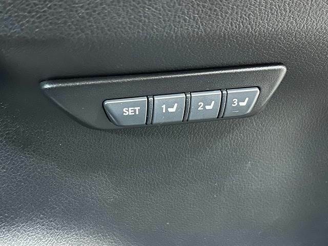 メモリ付きパワーシート装備！運転者の方のシートポジションを設定できるのでベストな座席位置で運転可能です！