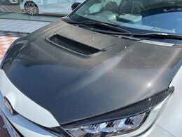 【カーボンボンネット】見た目の違いだけでなく、熱放出の効率化と軽量化を行える装備となっております。