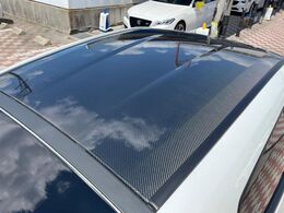 【カーボンルーフ】剛性の向上と車両の軽量化により大幅に重量と操作性、レスポンスの向上につながっています。