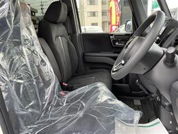 【運転席】座り心地が良いシートなので長時間の運転でも快適にお過ごしいただけます。新品のフロアマットのご注文も可能です。掲載箇所以外にご希望の写真がございましたらお気軽にお問い合わせ下さい。