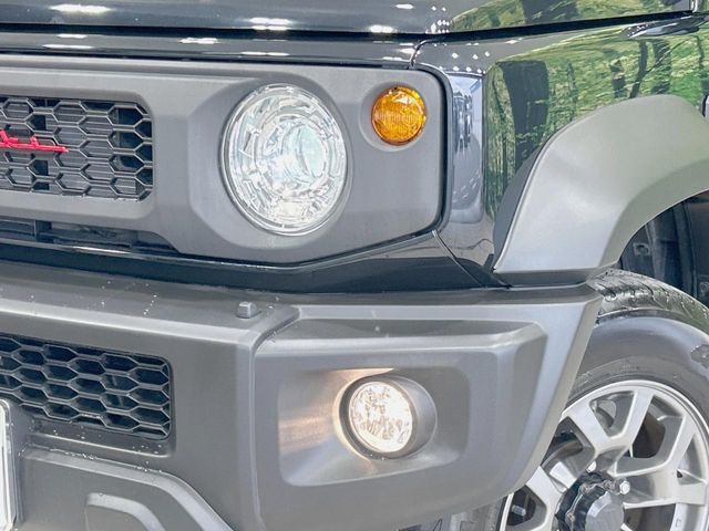 【LEDヘッドライト】悪天候や夜間走行時も良好な視界を確保し安心して運転できる高輝度LEDヘッドライトを装備！点灯速度が早く、消費電力も抑えられています。