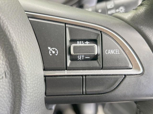 【クルーズコントロール】高速道路もラクラク走行。アクセルを離しても一定速度で走行ができ、長距離運転時の負担を軽減！加速・減速も簡単なスイッチ操作で調整できます。