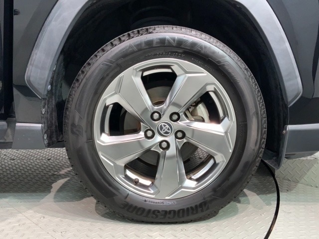 ご納車までの期間ですが、県内のお客様は1,2週間、県外のお客様は2,3週間ほどでご納車が可能となります。但し、お支払いや書類の状況によっては多少の前後もありますので、その際には何卒ご了承下さい。