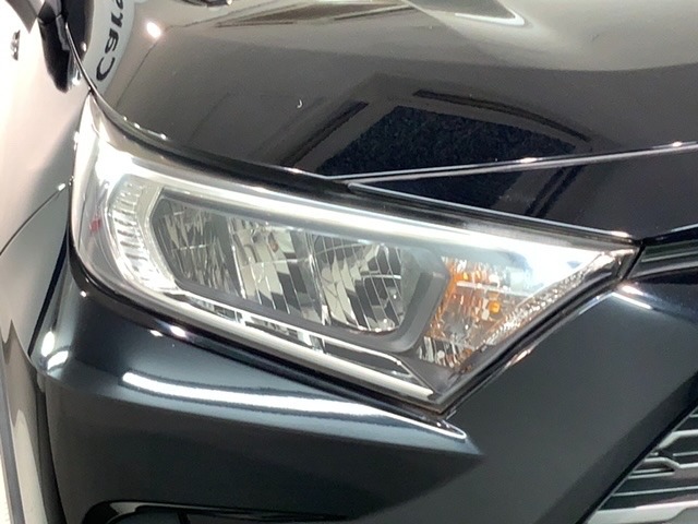 LEDヘッドライトは、点灯の瞬間から最大光量を発揮し、突然暗くなるトンネルなどでの安定感を高めます。