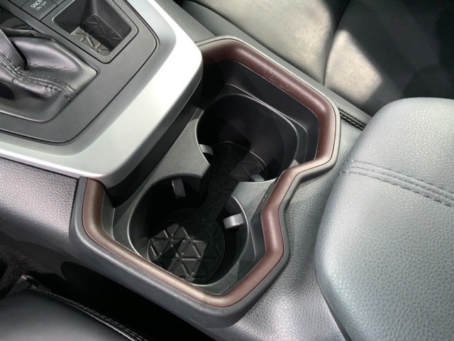 運転席、助手席間にはカップホルダーがあります。