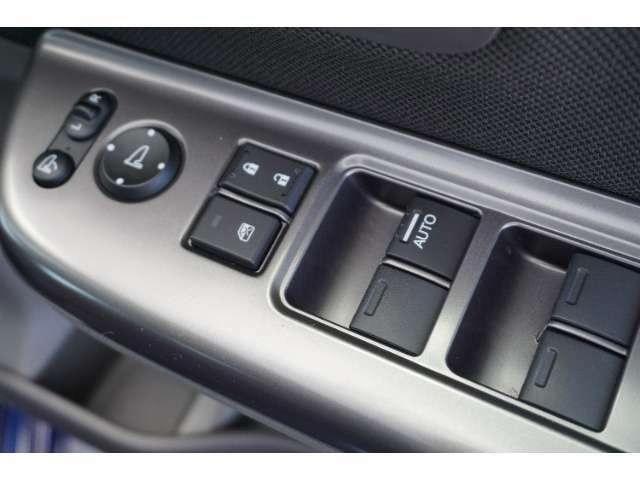 【パワーウィンドウ】運転席のスイッチを操作することで、運転席から全席の窓の開閉が可能です。