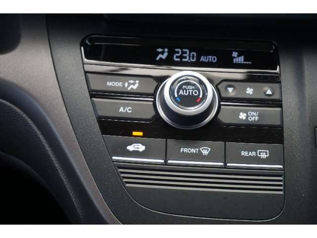 【オートエアコン】温度を設定することで、風量や吹き出し口を自動で制御し、室内温度を一定に保つので、どの季節でも快適な空間でドライブをすることができます。