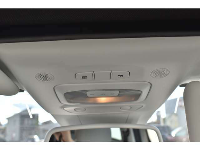 幌は運転席・助手席天井のボタンで操作できます。