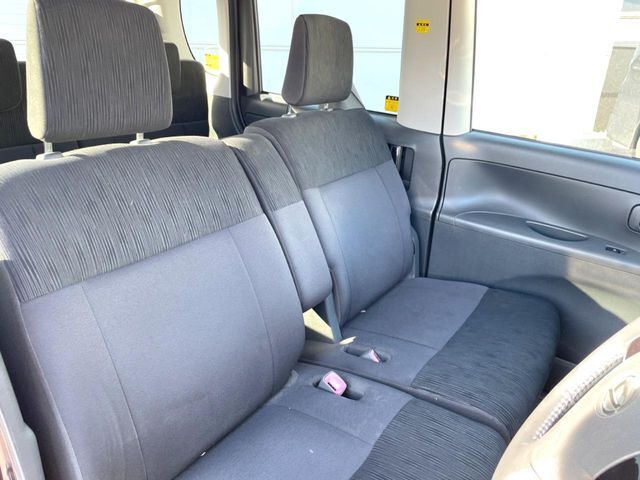 運転席まわりには十分なスペースがあり、大柄な方でもゆったり運転していただける環境です。