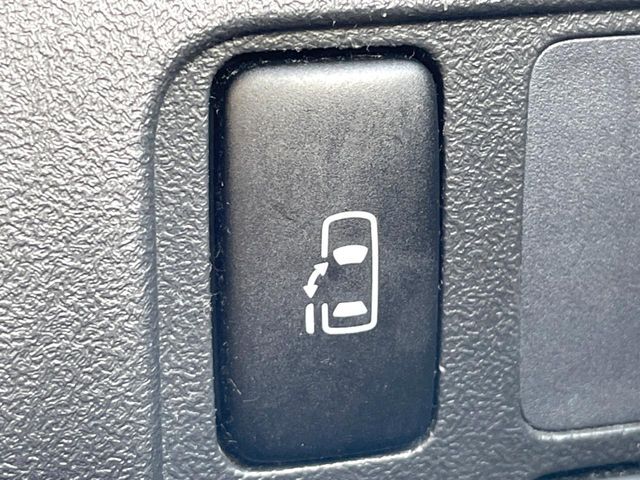 【パワースライドドア】スマートキーや運転席のスイッチでスライドドアの開閉が可能♪電動だから力を入れてドアを開ける必要が無く、小さいお子様でも、重い荷物を持っている時もラクに開け閉めできます♪