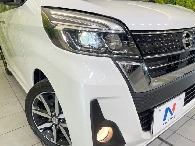 【LEDヘッドライト】悪天候や夜間走行時も良好な視界を確保し安心して運転できる高輝度LEDヘッドライトを装備！点灯速度が早く、消費電力も抑えられています。