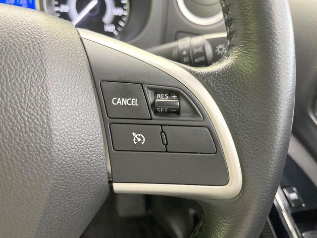 【クルーズコントロール】高速道路もラクラク走行。アクセルを離しても一定速度で走行ができ、長距離運転時の負担を軽減！加速・減速も簡単なスイッチ操作で調整できます。
