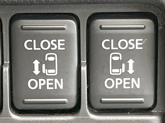 【両側パワースライドドア】スマートキーや運転席のスイッチで後席両側スライドドアの開閉が可能♪電動だから力を入れてドアを開ける必要が無く、小さなお子様でも簡単に開け閉めでき快適です♪