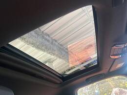 【サンルーフ】開放感たっぷりの希少装備、サンルーフが装着されています！車内に明かりを取り入れたり景色を楽しむ以外にも、車内の空気も簡単に換気できて快適です！