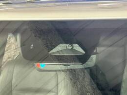 【トヨタセーフティセンス】走行中に前方の車両等を認識し、衝突しそうな時は警報とブレーキで衝突回避と被害軽減をアシスト。より安全にドライブをお楽しみいただけます。