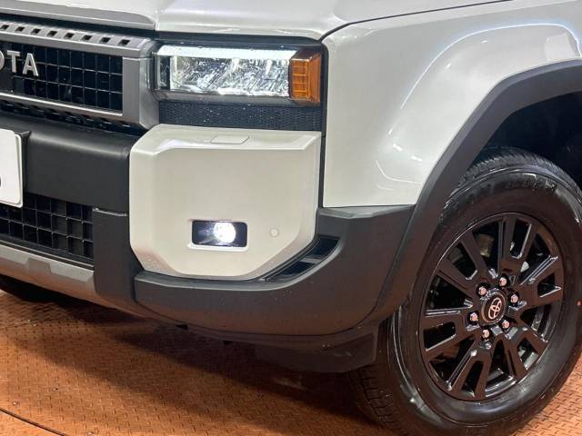 【LEDヘッドライト】悪天候や夜間走行時も良好な視界を確保し安心して運転できる高輝度LEDヘッドライトを装備！点灯速度が早く、消費電力も抑えられています。