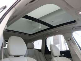 屋根一面まるごととも言える特大サイズのチルトアップ機構付電動パノラマ・ガラス・サンルーフ。晴天時はもちろん、雨天・曇天時にもブラインドを開けることで常に開放的な車内空間を実現させてくれます。