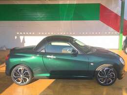 アクティブトップ搭載車です！開閉ボタンを操作すると全自動でルーフオープン＆ルーフがトランク内に格納されます！開閉にかかる時間は約20秒です！