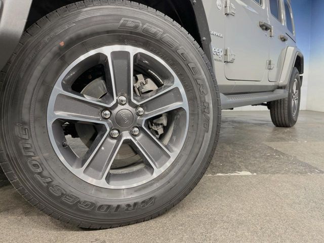 ●純正18インチアルミホイール：輸入車ならではの卓越した走りを支えるホイールと足回りです！日本車の走りに慣れている方にもぜひ体感して頂きたいほど、高いレベルでまとまっています！