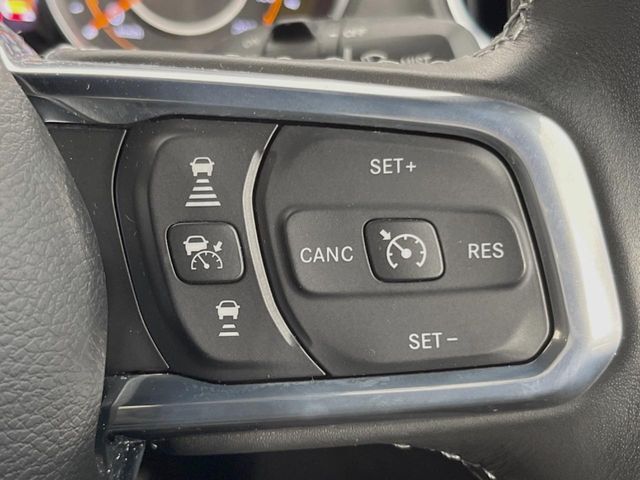 ●レーダークルーズコントロール：前の車との車間距離を一定にとりつつ、一定速度で自動走行してくれる次世代のクルーズコントロール！主に高速道路や自動車専用道路で使用する便利な機能です！