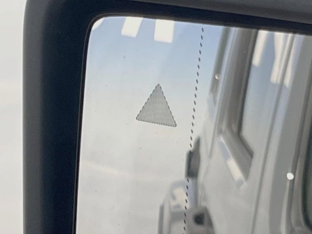 ●ブラインドアシストセンサー：視角からの車を感知し、ドライバーが車線変更を行う際に、警告音と共に注意を促してくれる安全支援機能です！