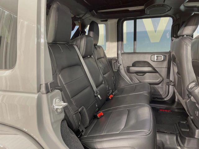 ●後部座席も気になるようなキズ・汚れやへたり等、大きなダメージはなく、良好な状態です。