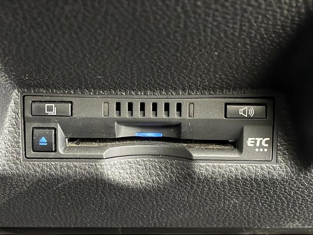 【ETC】有料道路を利用する際に料金所で停止することなく通過できる、ETC車載器（ノンストップ自動料金収受システム機器）が装備されています。セットアップを行うことで利用可能になります。