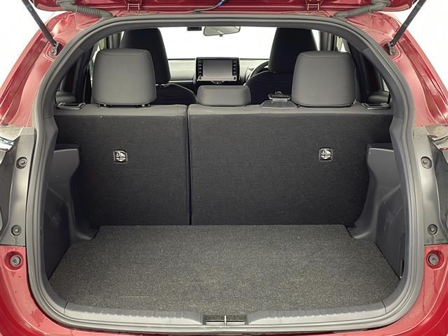 【トランク】積み込みやすくて、たっぷり積める荷室です。シートアレンジできるものは、乗車人数と荷物の量や大きさによってシートを動かすことができるので、より快適なドライブが可能です！