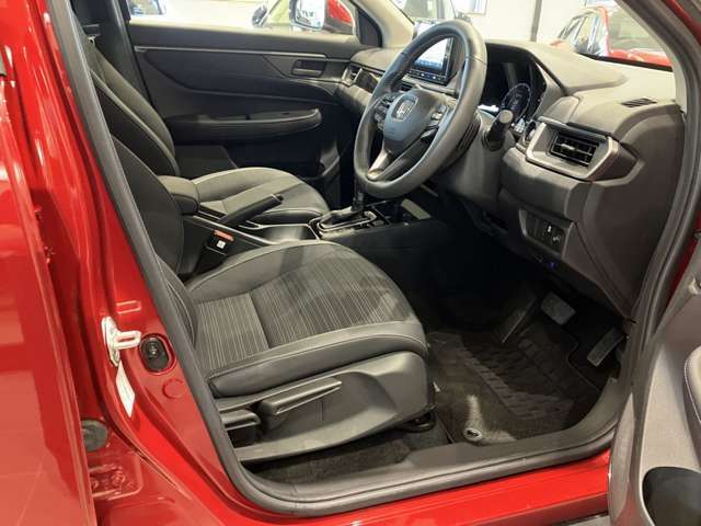操作性とデザイン性を兼ね備えた運転席となっております。