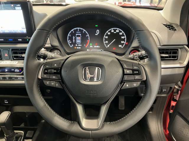 運転している間、長く触れているものだから手になじむハンドルがいいですよね。本革巻のステアリングは乗れば乗るほど手になじんでいきます。