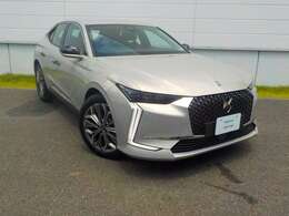 美しいクーペフォルムにSUVの視界性能を組み合わせ、しなやかでスポーティなドライビングを実現する「DS4」