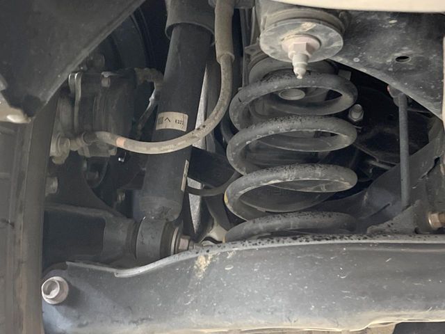 お車を安心してお乗りいただく為には、足回りの定期点検が欠かせません。サービスサポート（有償保証）では無料点検もご提供しており、安心のカーライフをお過ごしいただけるサポート体制が整っています。
