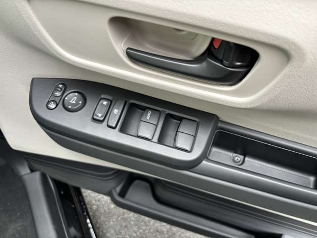 運転席はオートパワーウィンドウになってます。